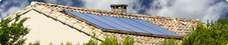 Panneaux solaire clicsolaire sur toit provençal